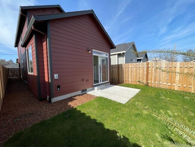 Building Photo - Beautiful 3br/2ba House Available Soon!