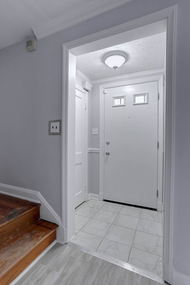 Building Photo - 3 Bedroom 2 Full Bath Row Home Minutes from Morgan State