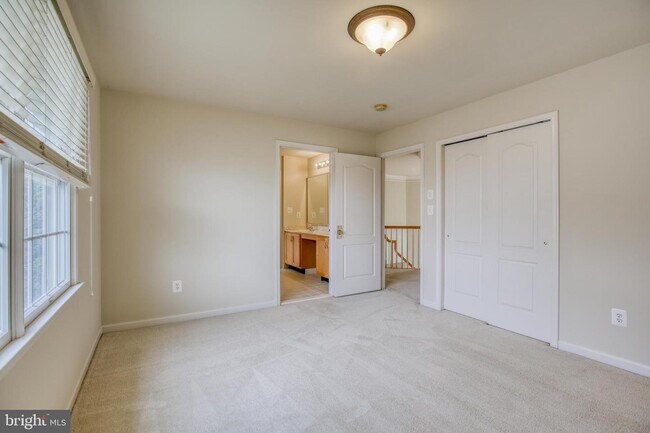 Building Photo - 1001 Meadow Ct