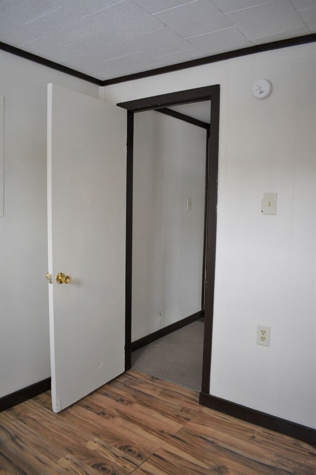 Building Photo - 2 bedroom home!  Only $825.00 plus utilities