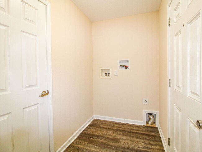 Building Photo - Great Location! 4 Bedroom Home Close to Downtown Pulaski