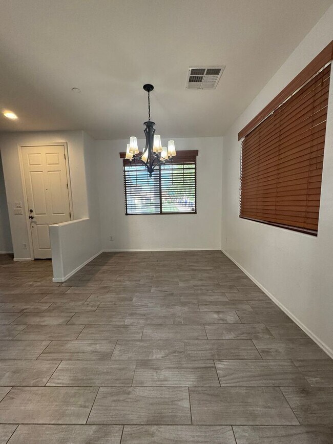 Building Photo - 4 BEDROOM HOME IN POWER RANCH