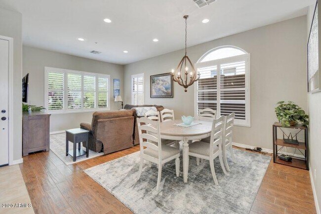 Building Photo - 10601 E Meadowhill Dr