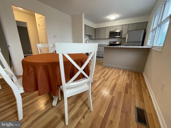 Building Photo - 136 Scott St