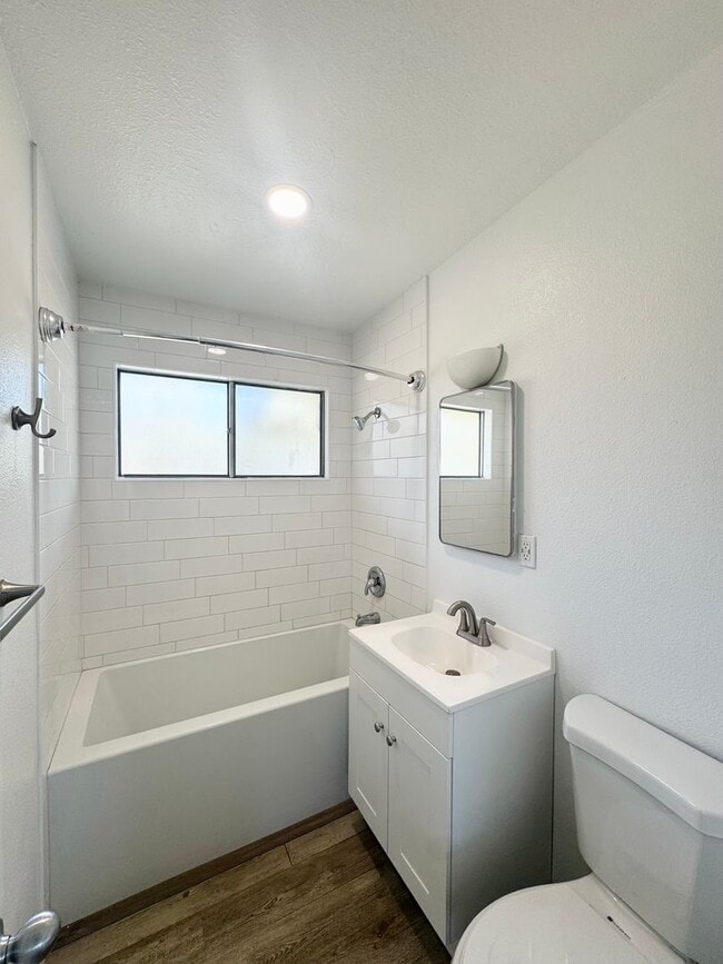Building Photo - Clean and Lovely 2 Bedroom 1 Bathroom