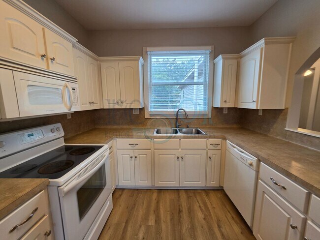 Building Photo - Don't park and ride the shuttle, stroll to UAMS from this SUPER FRESH & CLEAN Hillcrest Condo!
