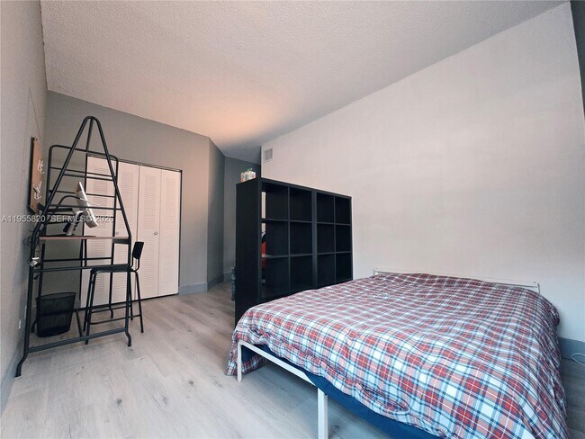 Building Photo - 1303 Presidio Dr