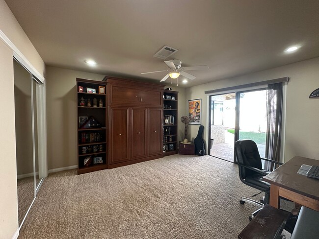 Building Photo - 4-bedroom, fully furnished custom home wit...