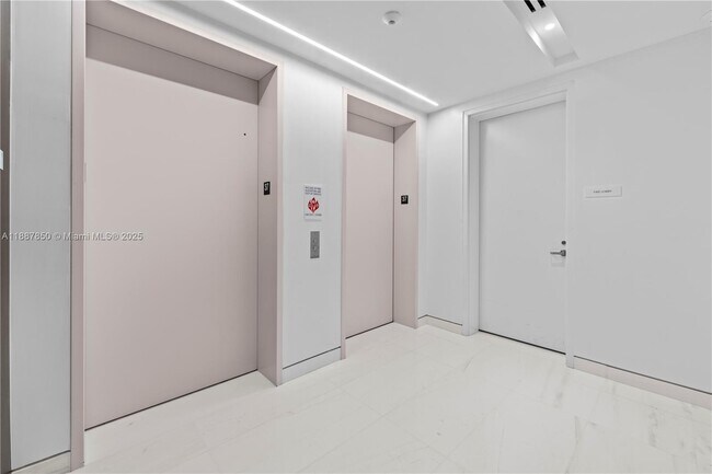 Building Photo - 300 Biscayne Blvd Way