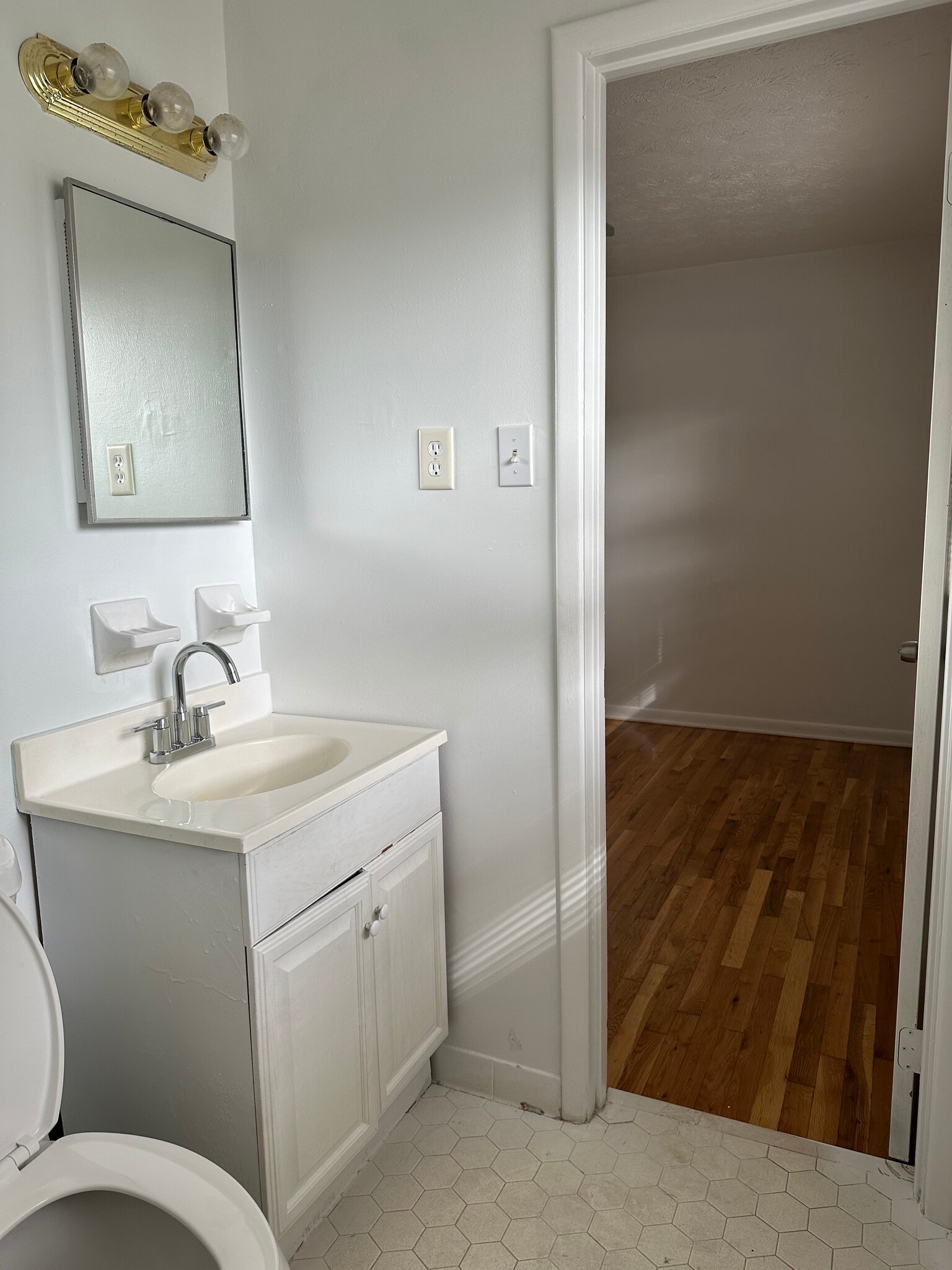 Half bath - 2848 Rex Rd