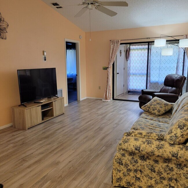 Building Photo - Short term, turnkey furnished, 2 bedroom, 2 bathroom condo in convenient Bradenton location.