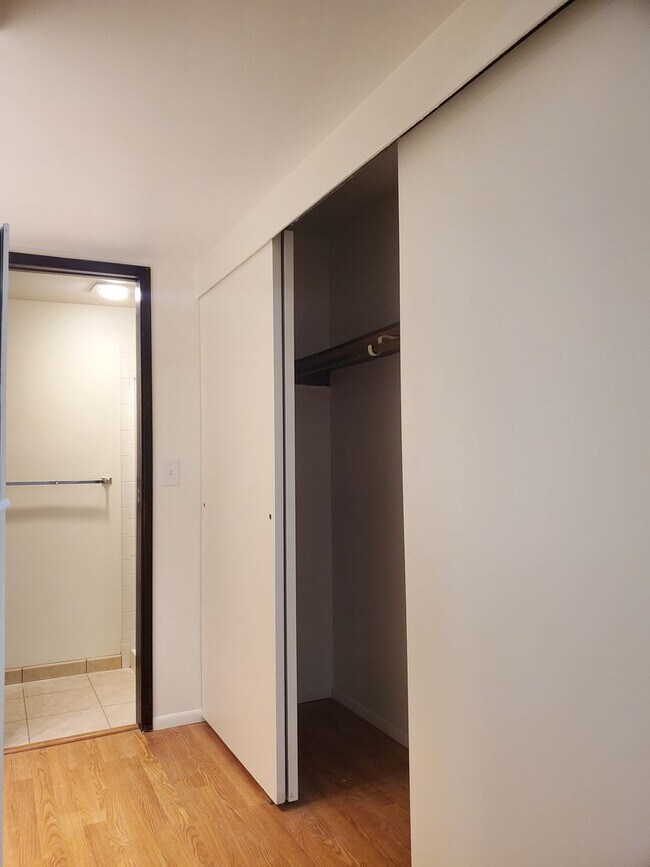 Building Photo - 2bd, 2 ba Condo in Oakbrook, Amenities! $2...