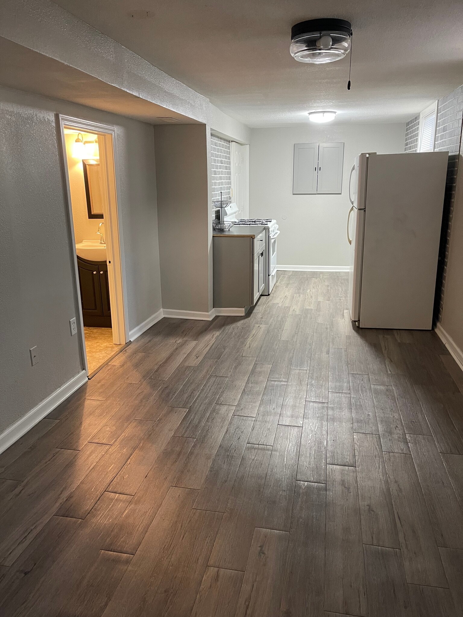 Living room - 332 W 5th St