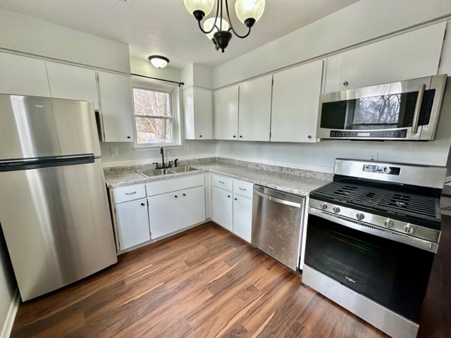 Kitchen - 6902 Urbandale Ave