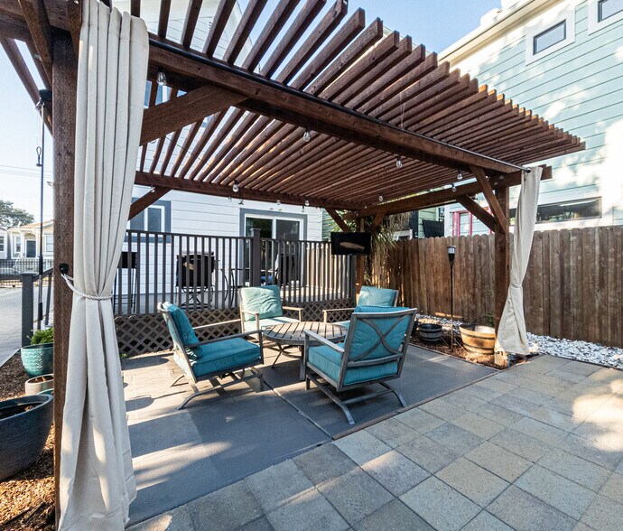 Custom built pergola w/ seating - 882 Wood St