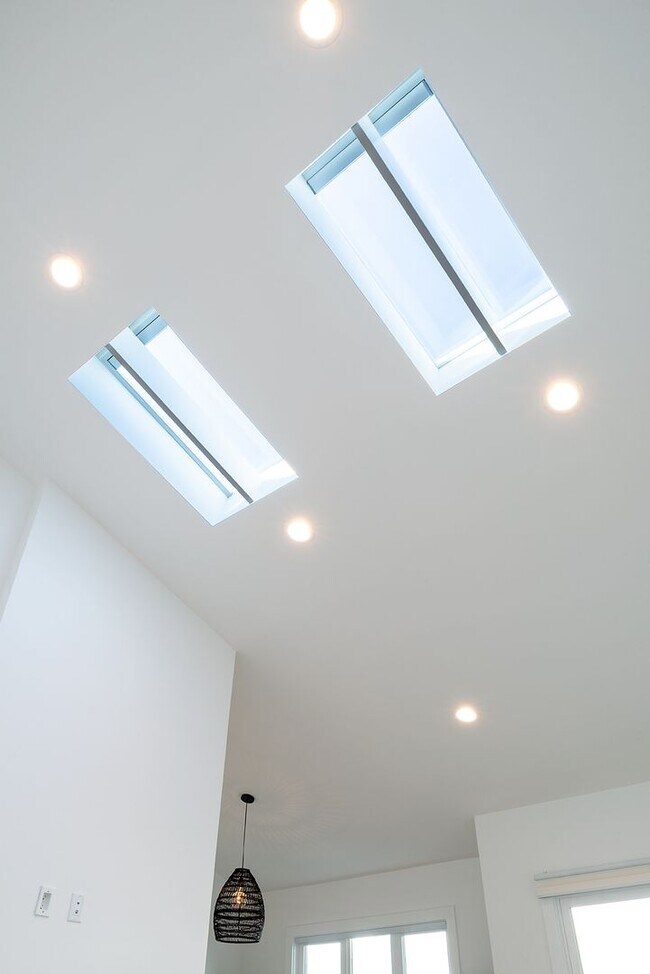 Building Photo - Off Melrose WEHO