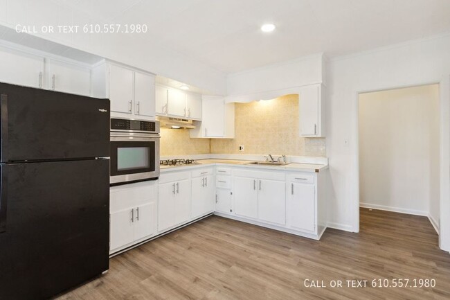 Building Photo - Updated 2 Bedroom 1 Bath  First Floor Apar...