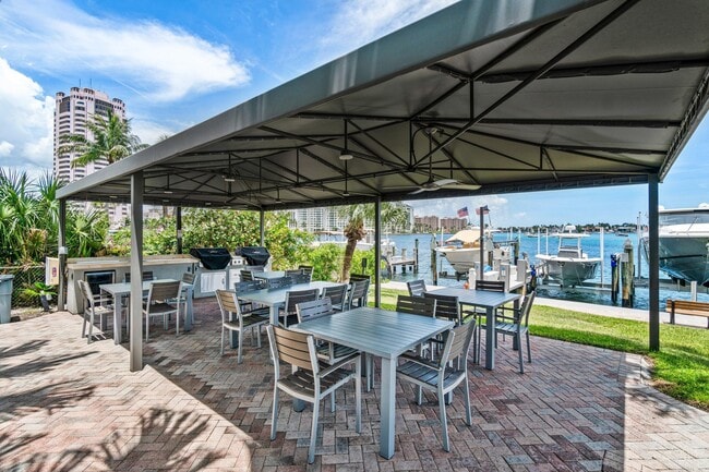 Building Photo - 875 E Camino Real