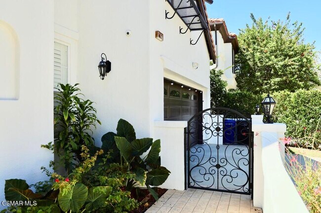Building Photo - 6072 Mandeville Pl