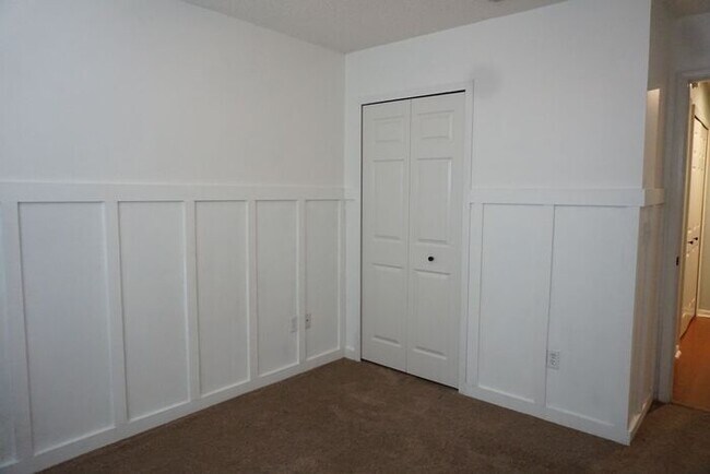 Building Photo - 3 Bedroom 2 Bathroom home with Garage Near...