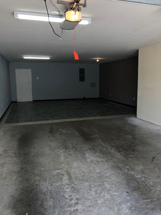 Building Photo - 323 Laurel Oak Ln