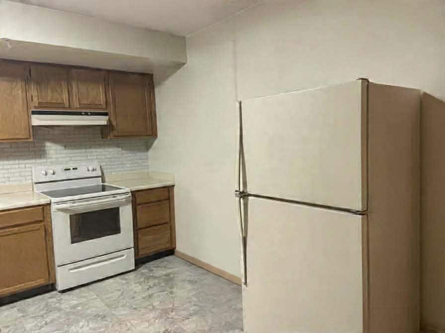 Kitchen - 2552 Malletts Bay Ave