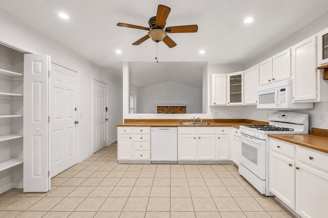 Building Photo - Charming Farmington Home in Peaceful Cul-de-Sac - Newly Painted Cabinets