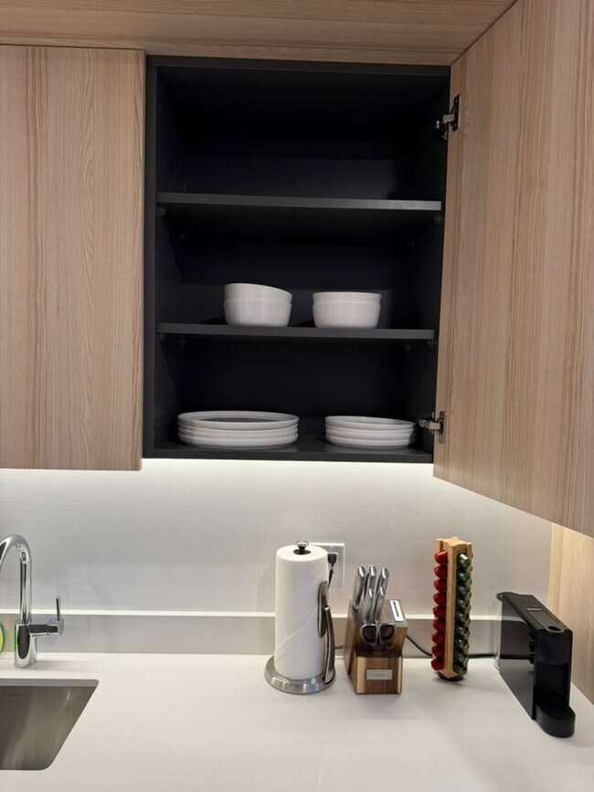 Building Photo - 225 N Miami Ave