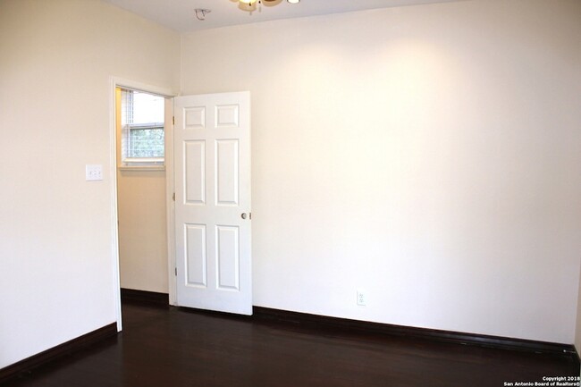 Building Photo - 810 E Ashby Pl