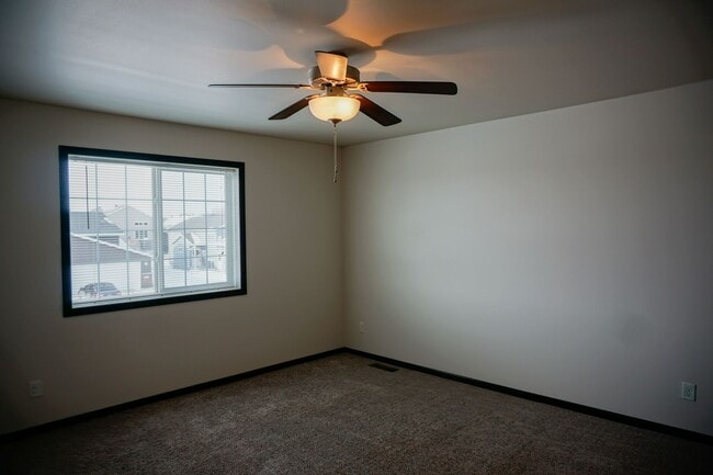 Building Photo - 3 Bed 3 Bath Twin Home