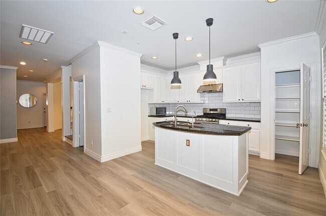 Building Photo - 4323 Lake Walk Ct