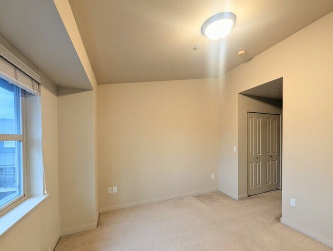 Building Photo - 2Bd/2.25Ba Mukilteo Townhouse