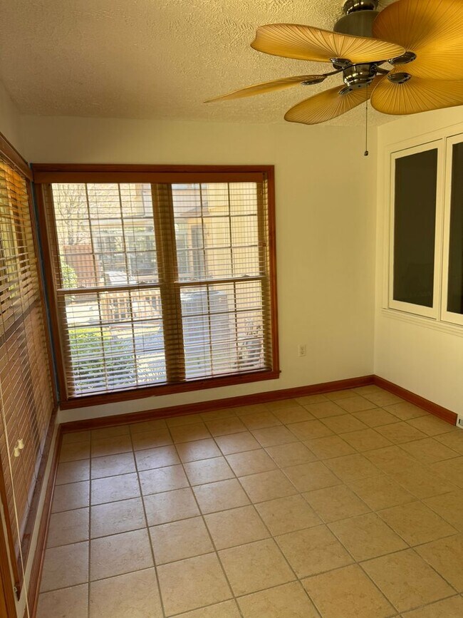 Building Photo - 1175 Pebble Dr