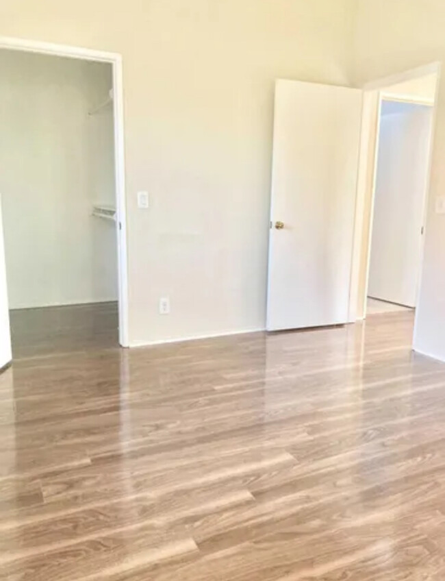 2 bedroom with closet - 532 Venice Way