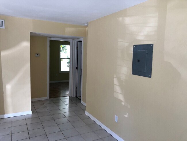 Building Photo - Great home in West Park off of Newberry Road.