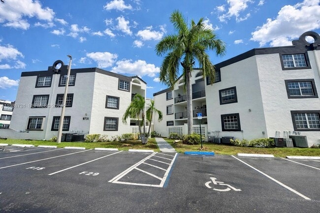 Building Photo - 9731 Fontainebleau Blvd