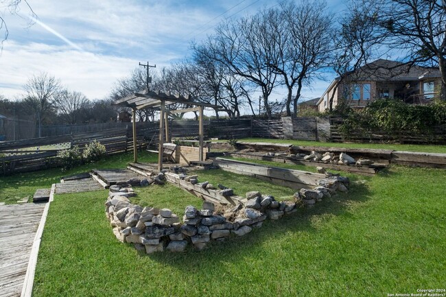 Building Photo - Beautiful, fully remodeled 3 bedroom, 2.5 ...