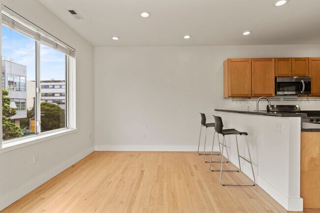 Building Photo - Lovely 2 Bed, 1.5 Bi-Level Hayes Valley Co...