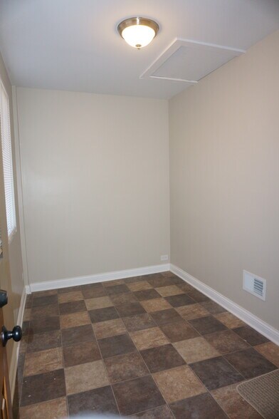 Bonus room - 2109 S 59th Ct