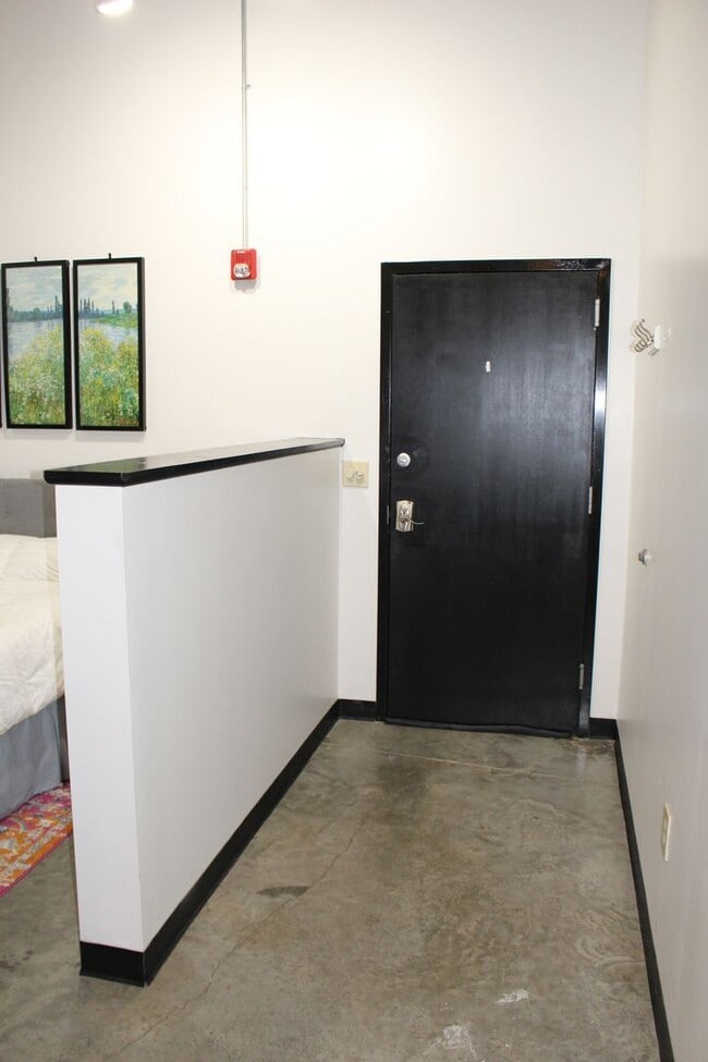 Building Photo - **Industrial Loft-Style 1BR Near UofL – Wa...