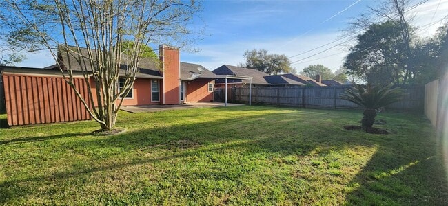 Building Photo - 704 Manor Dr