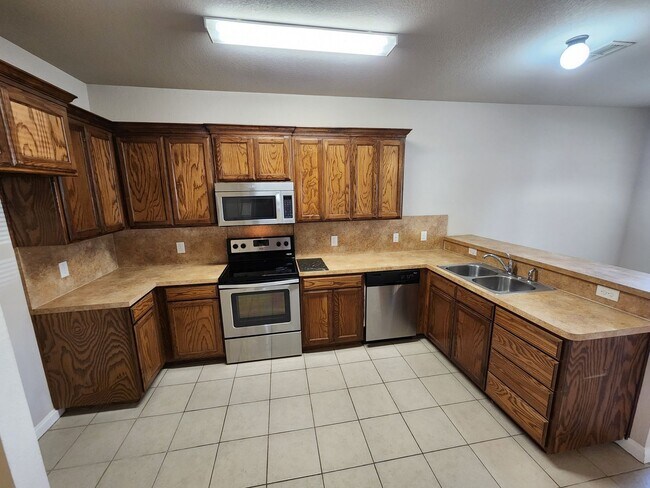Building Photo - Roomy 3 Bedroom Duplex in Benbrook
