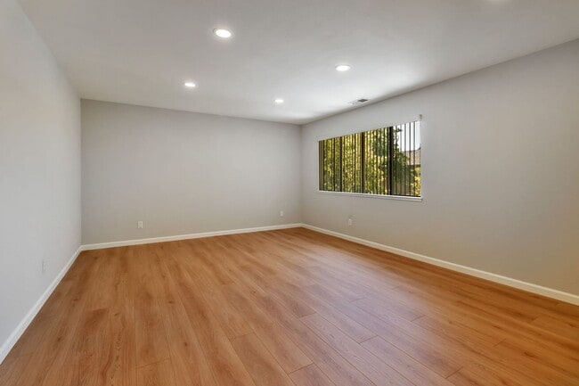 Building Photo - 3-Bedroom 2.5-Bathroom Santa Clara Townhome