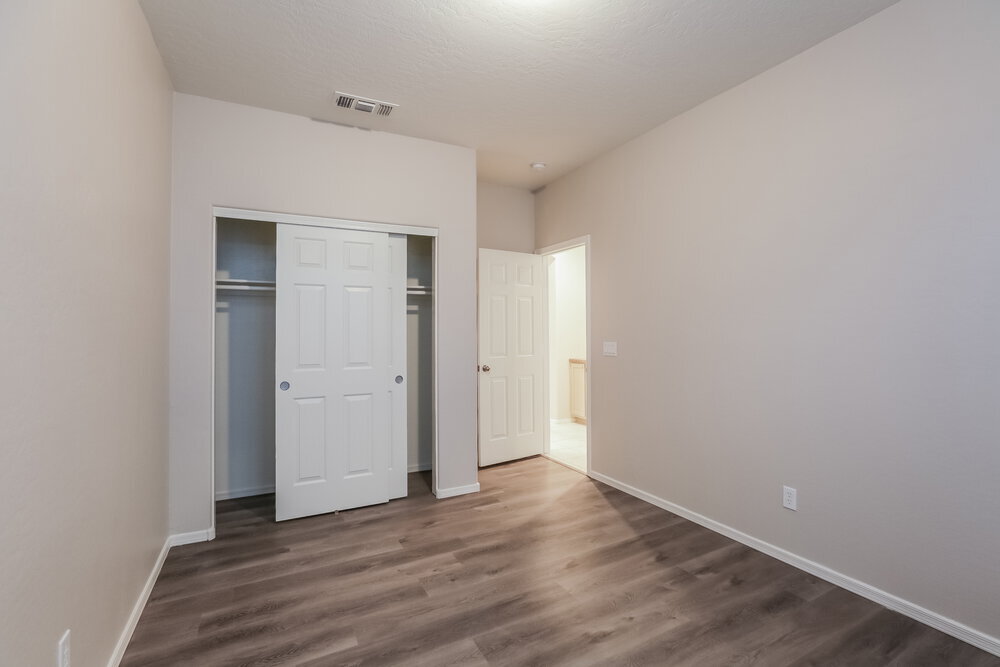 Building Photo - 2427 E Glass Ln