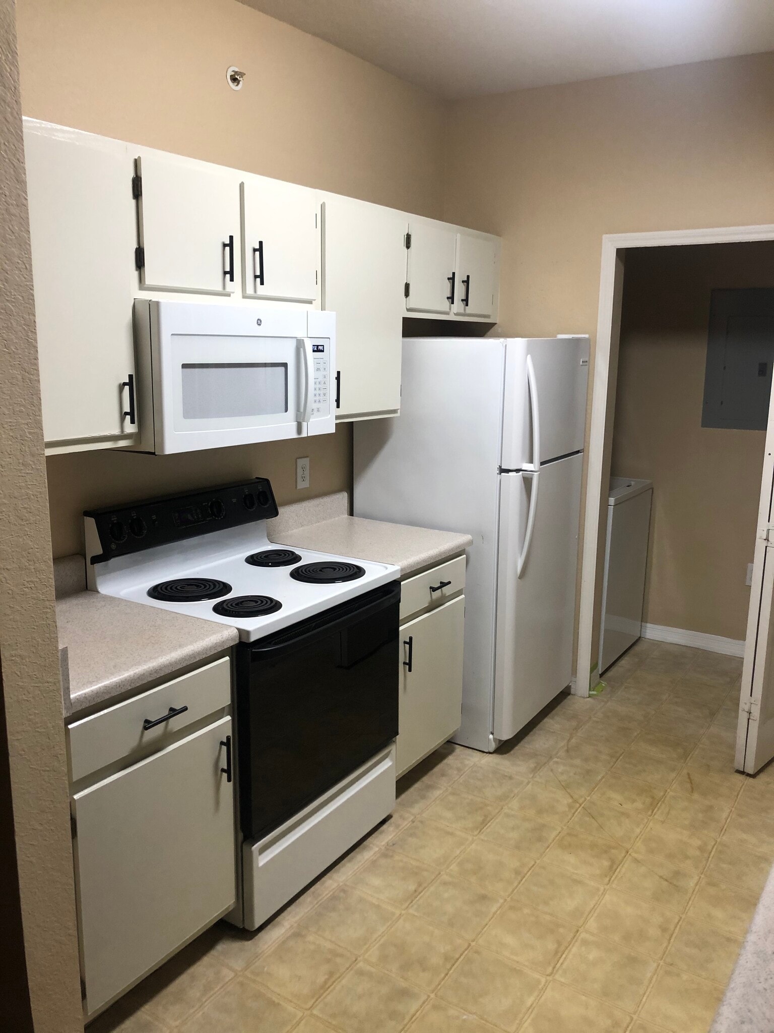 Building Photo - 5475 Vineland Rd