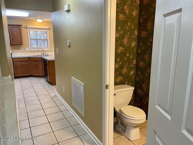 Building Photo - 5814 Waveland Cir
