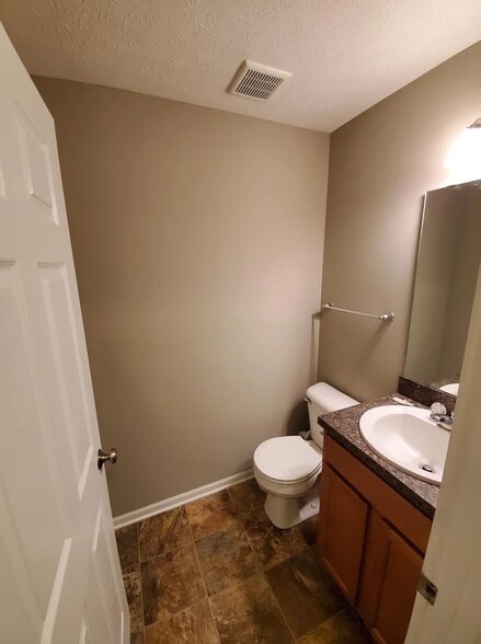 Building Photo - 33426 Halle Ct