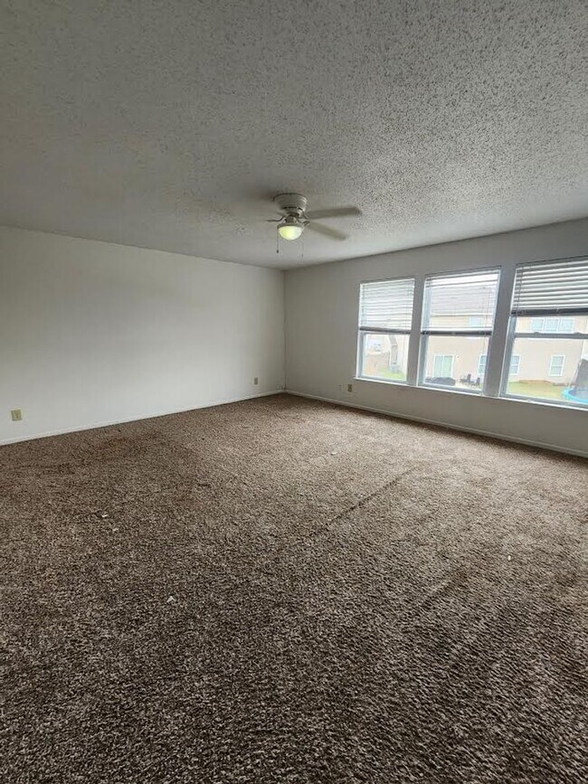 Building Photo - Lovely 4br/ 2.5 bath Single family home Ne...