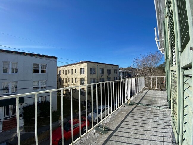 Building Photo - Top floor unit in the heart of Garden District!
