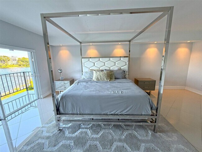 Building Photo - 879 NE 195th St